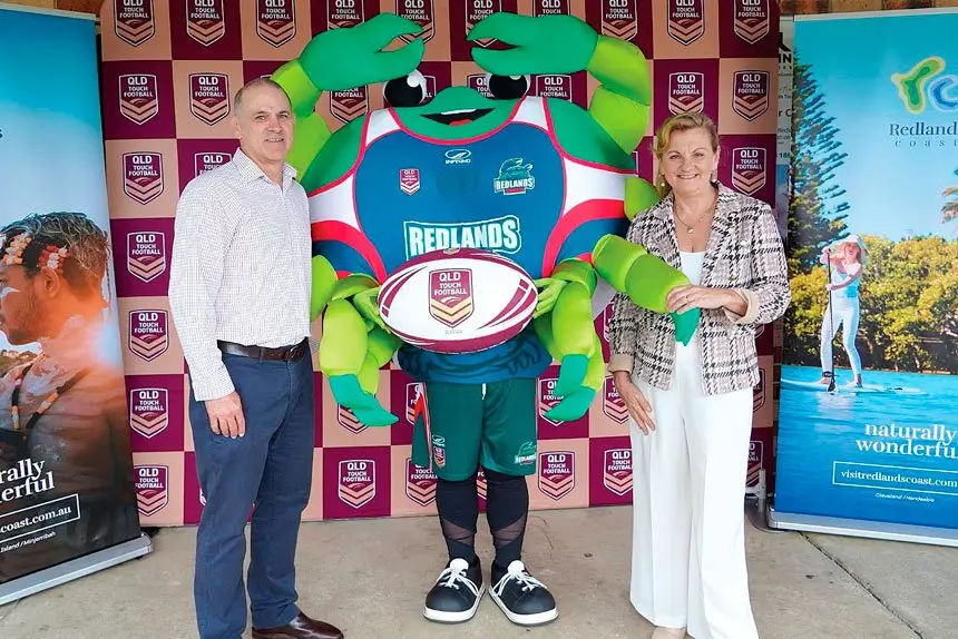 Queensland Touch Football CEO Greg Denny and Mayor Karen Williams with Redlands Touch Association mascot CLAW-dia.