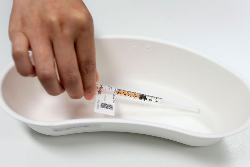 Seniors are being urged to get their COVID-19 booster shot amid a recent spike in cases. Photo: AAP Image/Gaye Gerard