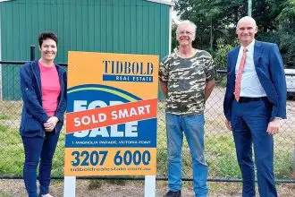 Despite market pressure, buyers & sellars (above) with David Tidbold achieve satisfying results.