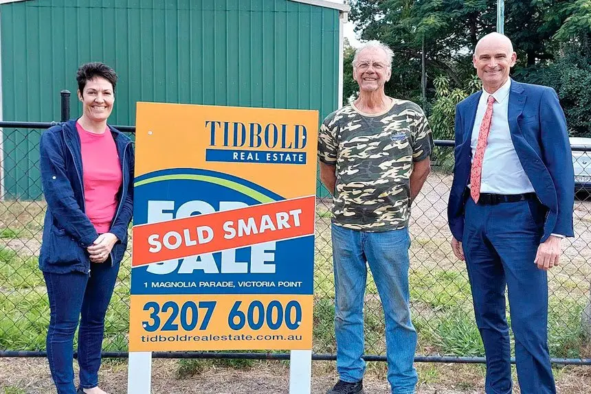 Despite market pressure, buyers & sellars (above) with David Tidbold achieve satisfying results.