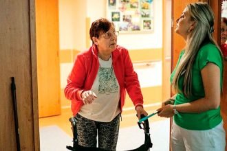 PLAN WELL: Analyse living together in a community.