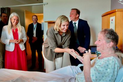 From left, Member for Redlands Kim Richards, Health Minister Shannon Fentiman and Premier Steven Miles with a Redland Hospital Patient.