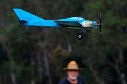 AIRBORNE: Craig Ferguson flying a Skyray35 stunt trainer on an 18-metre line. Photo by Malcolm Campbell