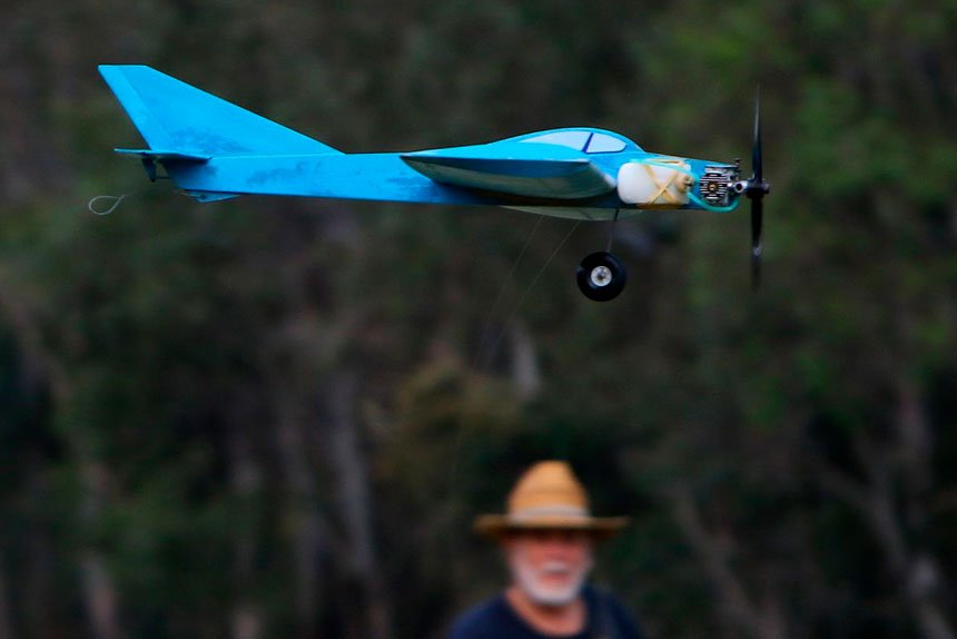 AIRBORNE: Craig Ferguson flying a Skyray35 stunt trainer on an 18-metre line. Photo by Malcolm Campbell
