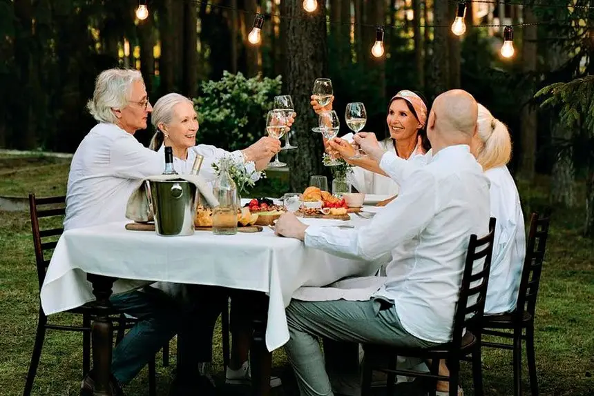 An 80-year study shows that good relationships keep us happier and healthier. PHOTO: PEXELS