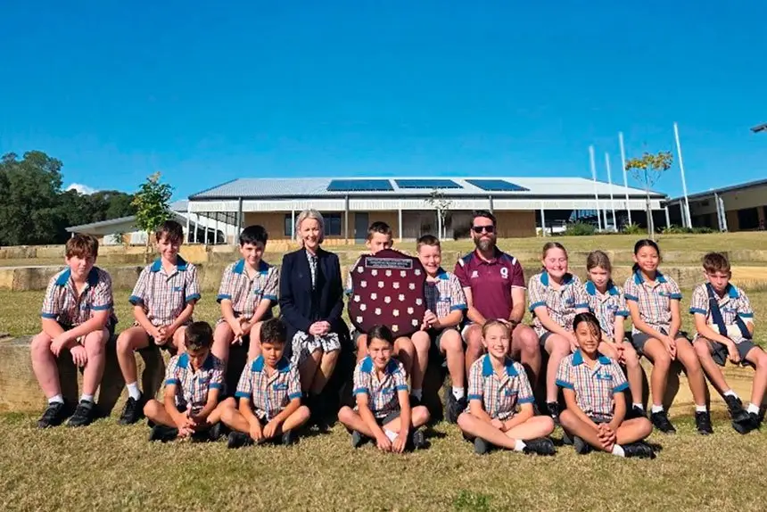 The Scenic Shores athletics team with State Member for Redlands Rebecca Young and HPE teacher Glen Robinson.