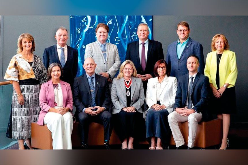 Redland City Council with 10 councillors and a mayor.