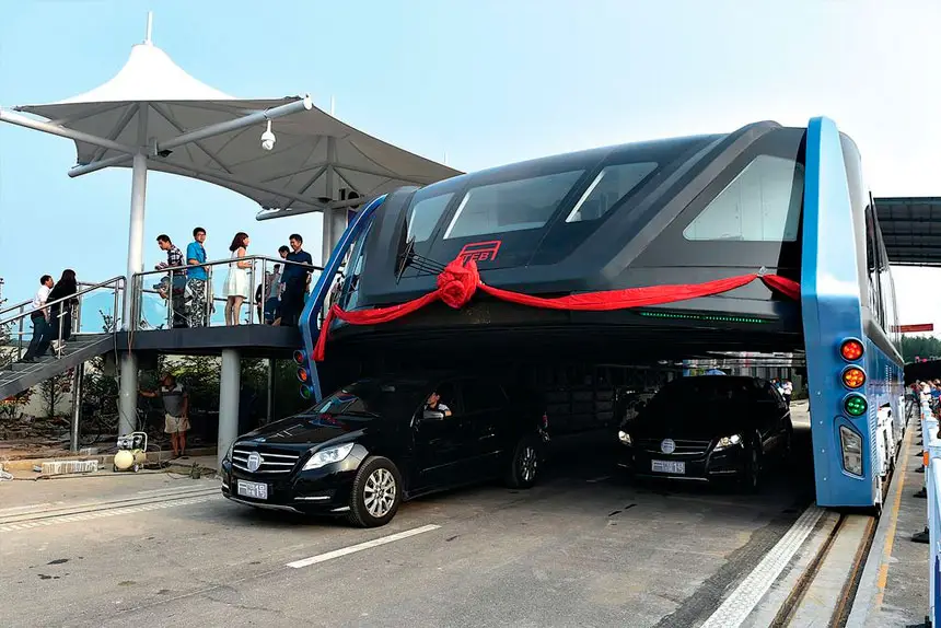 Redland sister city Qinhuangdao, in north China’s Hebei Province, recently launched a giant Transit Elevated Bus (TEB) powered by electricity to carry hundreds of passengers in an effort to ease traffic congestion without having to dig new tunnels or build elevated rail tracks. PHOTO: Luo Xiaoguang/Xinhua via AP